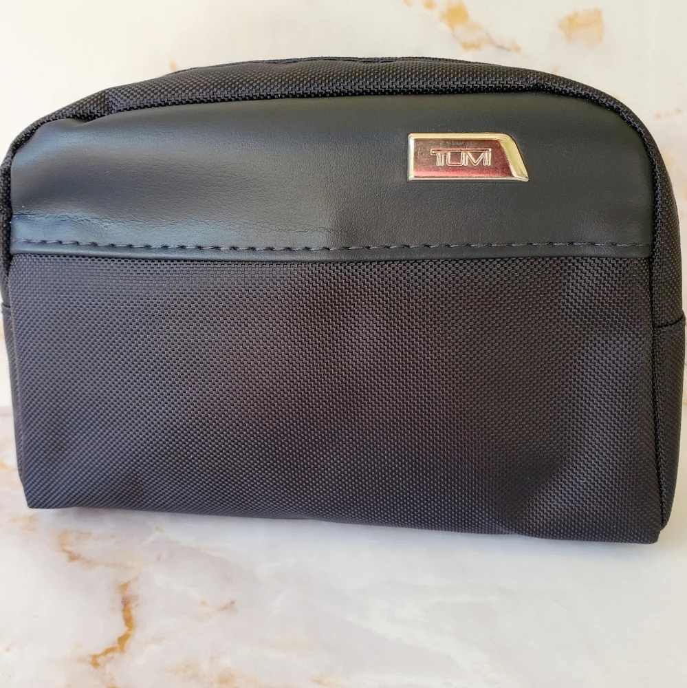 Tumi For Delta One Amenity Travel Dopp Kit Shaving Cosmetic Bag Toiletries Socks